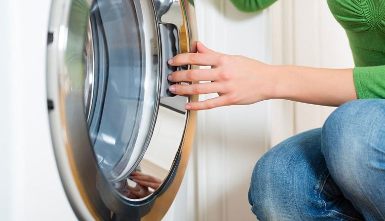 Không mở nắp máy giặt ngay sau khi giặt